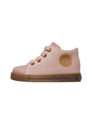 Sneaker alta in suede rosa con punta liscia, chiusura a lacci frontale, suola in gomma marrone e un patch rotondo con logo sul lato esterno.