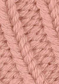 Tissu tricoté texturé couleur rose doux, présentant des fils épais et torsadés formant un motif de tresses et de boucles entrelacées.