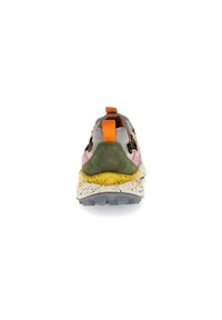 Multicolor sneaker met een mix van roze, groen en grijs suède, een geel gespikkelde zool en een oranje trekstrip aan de hiel.