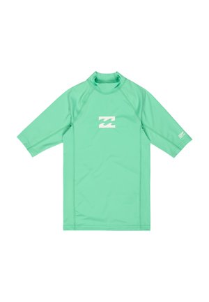 Rashguard vert menthe à manches courtes avec col haut, logo vague blanc centré sur la poitrine et petit texte sur la manche droite.