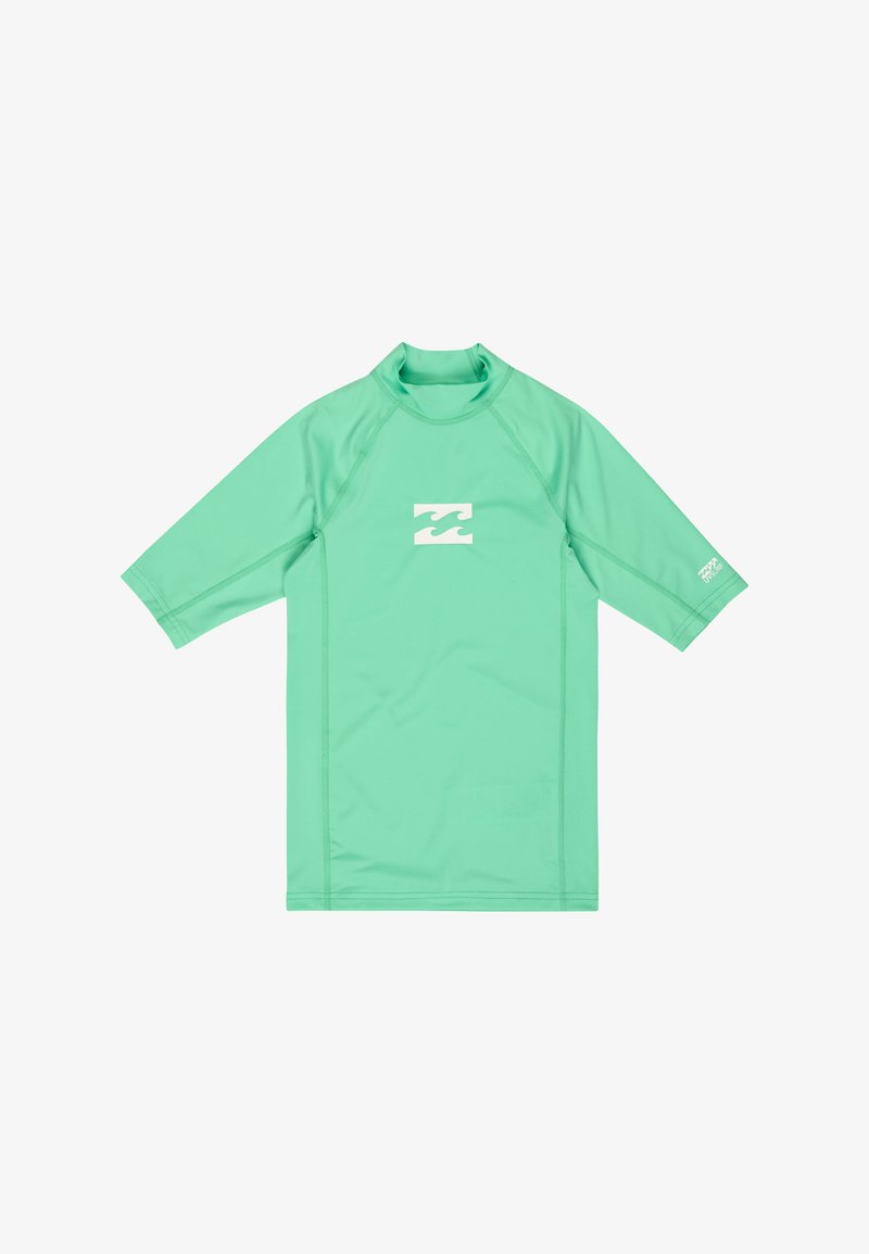 Rashguard vert menthe à manches courtes avec col haut, logo vague blanc centré sur la poitrine et petit texte sur la manche droite.