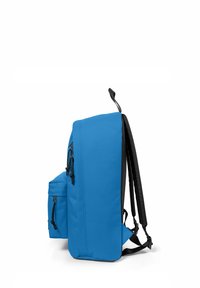 Blå tygryggsäck med en slät yta och svarta accenter. Har en sidoficka och flera dragkedjor på huvudfacket.