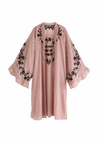 Roza prozorna kimono s rumenimi pikami, črnim cvetličnim vezenjem na rokavih in besedilnim dizajnom znotraj. Ohlapen kroj z volančastimi robovi.