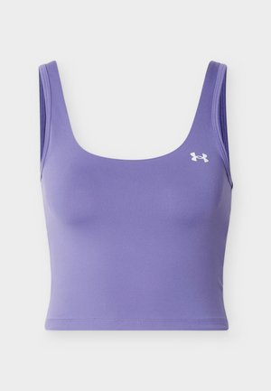Μωβ αθλητικό τοπ σε κοντό μήκος με φαρδιές τιράντες και μικρό λευκό λογότυπο Under Armour στο πάνω αριστερό μέρος του στήθους.