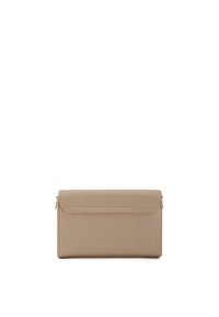 Beige læderclutch med en flaplukning, rektangulær form, subtil tekstur og minimal syning. Har en lynlåstrækker i guldfarve på siden.