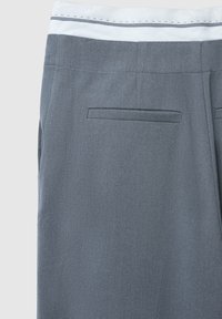 Grau maßgeschneiderte Hosen mit glatter Textur, ausgestattet mit einem kontrastierenden weißen Taillenbund und zwei hinteren Taschen ohne sichtbare Hardware.