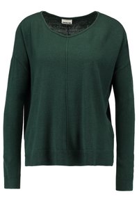 Zielony sweter z długim rękawem, szerokim dekoltem i prążkowanym wykończeniem na dole. Wykonany z miękkiej, fakturowanej tkaniny. Posiada centralną szwową dekorację z przodu.