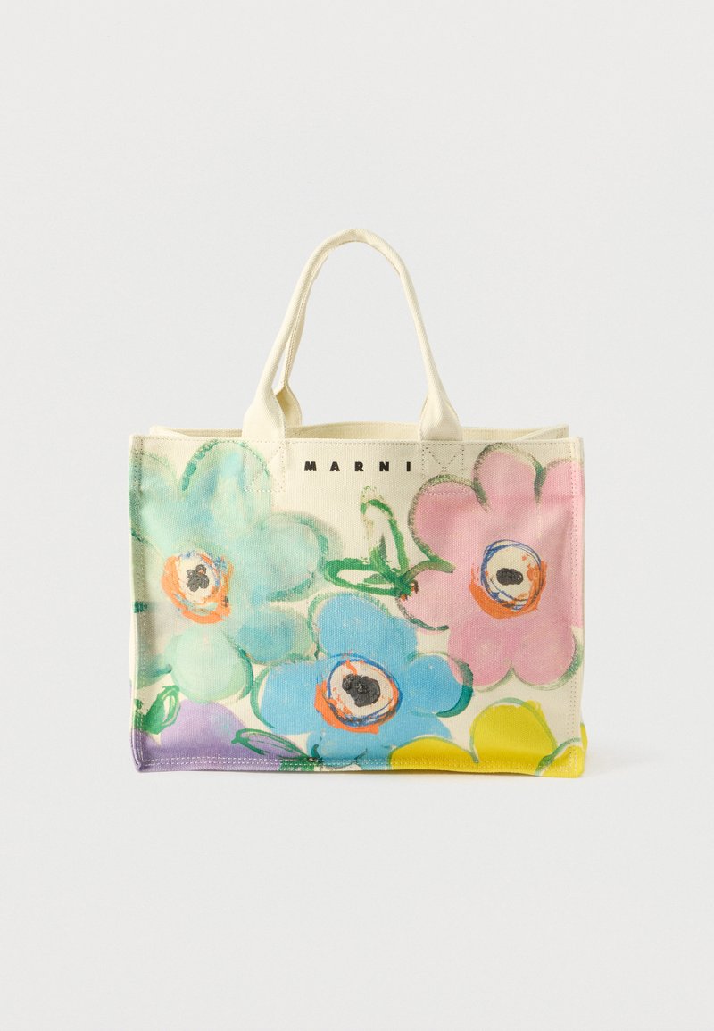 Υφασμάτινη τσάντα ώμου με πολύχρωμα μεγάλα λουλουδένια σχέδια και κοντά χερούλια, με το όνομα της μάρκας "Marni" στο πάνω κέντρο.