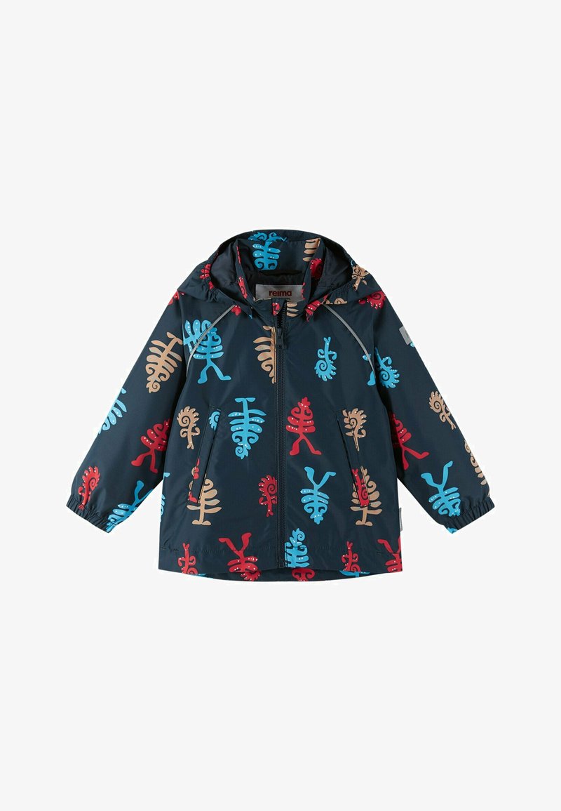 Veste imperméable marine présentant des motifs abstraits colorés en rouge, bleu et beige, avec une capuche et des poignets élastiques. Fermeture à glissière.