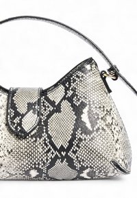 Juodos ir baltos gyvatės odos rankinės, turinčios struktūrizuotą formą, siaurą rankeną ir sulankstomą užsegimą su lygiaverte odos apdaila.