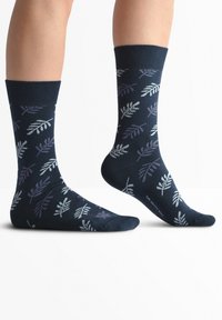 Calcetines azul marino con un patrón de hojas en azul claro y morado. Hechos de una tela suave con un puño acanalado para mayor comodidad.