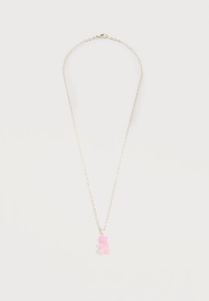 Fijne zilveren ketting met een klein hangertje in de vorm van een roze gummybeertje dat in het midden hangt.