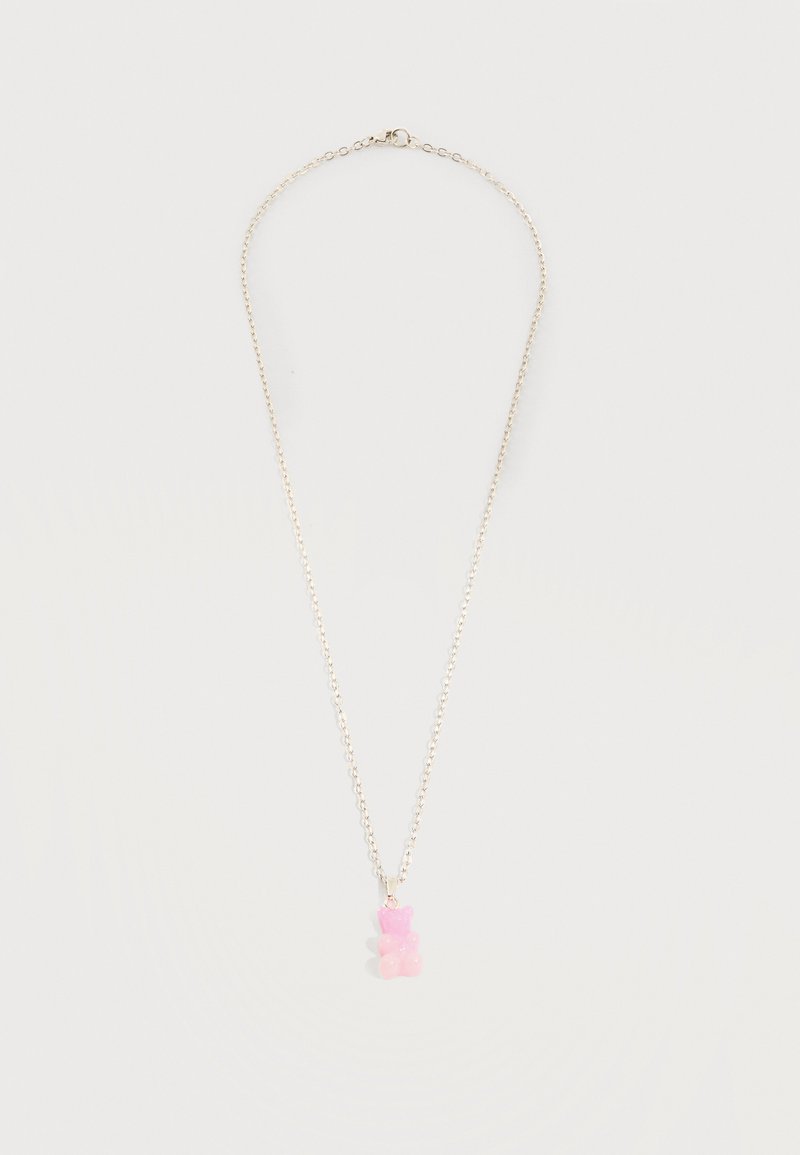 Λεπτή ασημένια αλυσίδα κολιέ με ένα μικρό ροζ μενταγιόν σε σχήμα ζελεδάκι αρκουδάκι κρεμασμένο στο κέντρο.