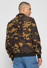 Urban Classics Bomber stiliaus striukė - wood