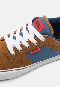 Etnies BARGE - Sportcipő - brown/blue