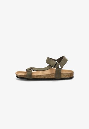 Sandalia verde oliva con puntera abierta, tiras ajustables, plantilla de corcho y suela de goma negra, vista lateral.