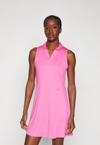 Abito polo aderente, senza maniche, di colore rosa con scollatura a V, tasche laterali e tessuto liscio, che arriva sopra il ginocchio. Design minimalista.