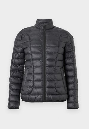 Μαύρο φουσκωτό μπουφάν με φερμουάρ μπροστά, ψηλό γιακά και οριζόντια ραφή. Το υλικό είναι λείο με διακριτική λάμψη· διαθέτει δύο πλαϊνές τσέπες.