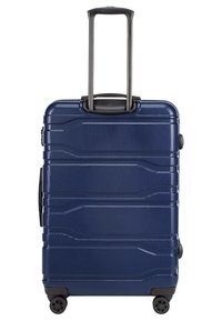 Blauwe hardschalige koffer met een gestructureerd oppervlak, een opklapbare zwarte handgreep, vier wielen en een ontwerp met horizontale lijnen.