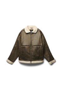 Brązowa kurtka z sztucznej skóry z kremowym kołnierzem i mankietami z owczej wełny; posiada zamek błyskawiczny z przodu oraz pudełkowy krój z widocznymi szwami.