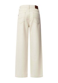Pantalones de pierna ancha a rayas blancas con una textura suave, que presentan un parche de cuero marrón en la cintura y dos bolsillos traseros.