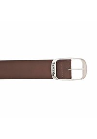 Ceinture en cuir brun avec une boucle en métal argenté de forme rectangulaire et un logo gravé sur un côté. Texture lisse.