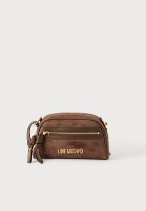 Brązowa torebka Love Moschino na ramię z złotym zamkiem błyskawicznym i logo, zaokrąglonym kształtem, regulowanym paskiem oraz ozdobnymi zawieszkami na zamek.