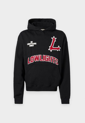 Sweatshirt à capuche noire avec un logo "L" brodé en rouge et le texte "LOWLIGHTS", avec le détail "99 LIGHTYEARS AWAY" à l'avant.