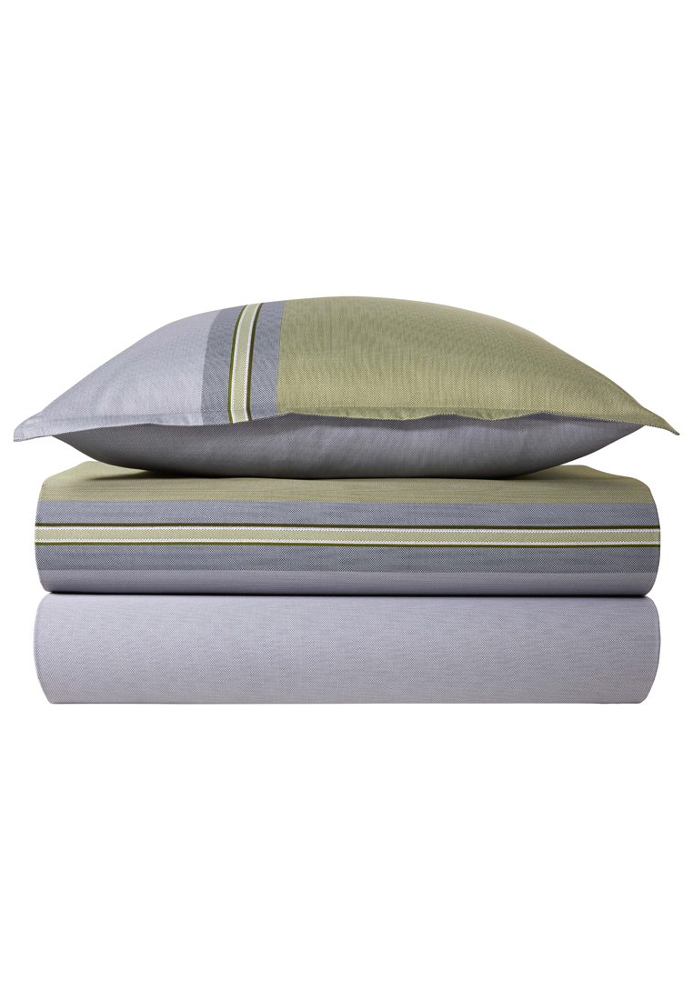 Ensemble de literie superposé, comprenant un coussin texturé vert et gris avec des accents rayés, un drap plat gris et un drap-housse gris.