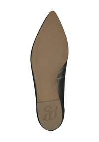 Chaussure noire à bout pointu avec une tige en cuir lisse, semelle en caoutchouc beige et logo embossé sur la semelle. Design épuré et minimaliste.