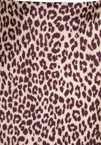 Tessuto con stampa leopardata caratterizzato da macchie irregolari di marrone scuro su uno sfondo beige chiaro, texture liscia e aspetto morbido.