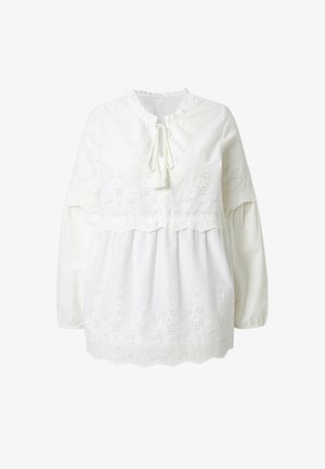 Blusa blanca de manga larga con recortes florales bordados, escote con volantes, cierre con lazo y dobladillo festoneado en las mangas y la parte inferior.