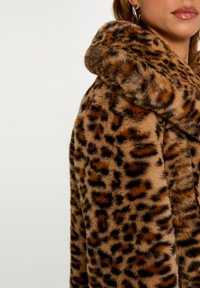 Cappotto in pelliccia sintetica con stampa leopardata, caratterizzato da una texture morbida, un ampio colletto e una silhouette aderente nei toni caldi del marrone e del nero.