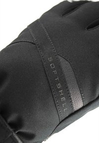 Schwarze Softshell-Handschuhe mit einem strukturierten Lederakzent und genähten Details. Glatte Stoffoberfläche mit engem Sitz und klarer Form.