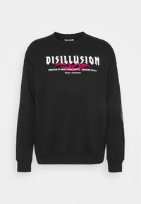 Sudadera negra con cuello redondo, con texto en blanco y rosa en negrita. Tejido de mezcla de algodón con puños y dobladillo acanalados; sin patrones adicionales.