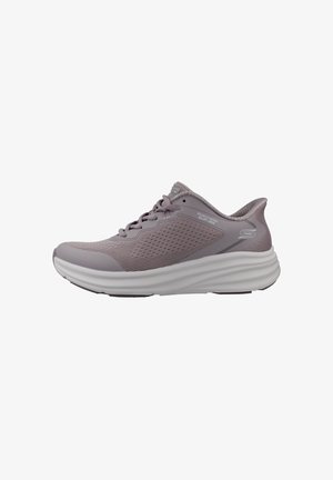 Baskets Skechers Slip-Ins violet clair avec tige en mesh, fermeture à lacets, col rembourré et semelle épaisse blanche amortissante vues de côté.