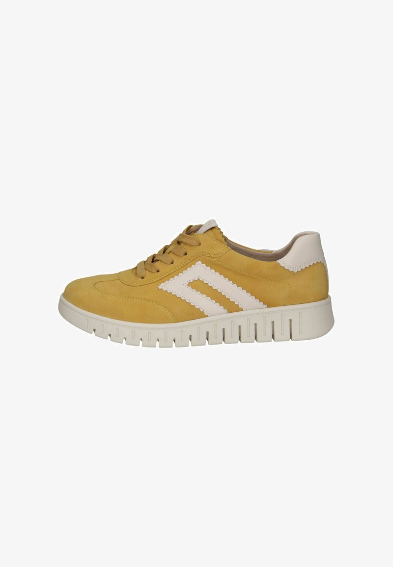 Baskets en daim jaune avec accents blancs, dotées d'une semelle texturée, d'un bout arrondi et d'un design distinctif avec une bande latérale.