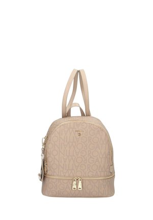 Zaino beige con testo del marchio in rilievo ripetuto, doppie maniglie superiori, tasca frontale con cerniera e cursori dorati.