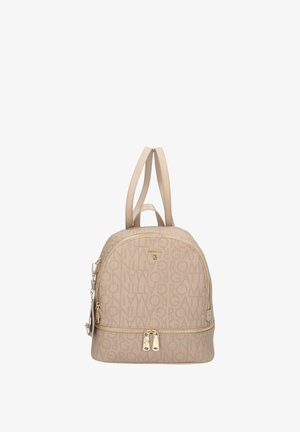 Zaino beige con testo del marchio in rilievo ripetuto, doppie maniglie superiori, tasca frontale con cerniera e cursori dorati.