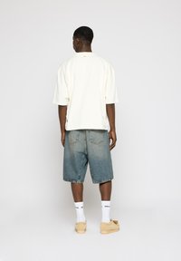 EIGHTYFIVE BAGGY - Shorts vaqueros - used sand