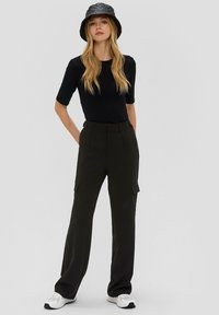 QS MIT SEITLICHER RAFFUNG - T-Shirt basic - schwarz