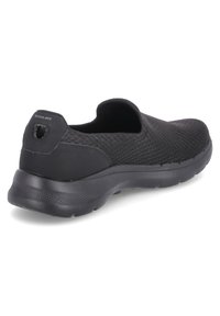 Schwarze Slipper mit atmungsaktivem Mesh-Obermaterial, flexibler Sohle und einem strukturierten Rückenteil mit einer Zuglasche für einfaches Anziehen.