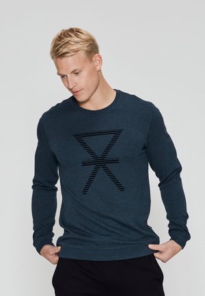 Mørkeblå langærmet sweatshirt lavet af blødt stof, med et sort stribet geometrisk logo på forsiden og en rund halsudskæring.