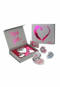 Set av hjärtformade speglar i silvermetall med rosa accenter, presenterade i en grå låda med ett magenta hjärtdesign och rosa inredning.