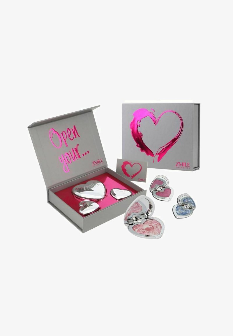 Set av hjärtformade speglar i silvermetall med rosa accenter, presenterade i en grå låda med ett magenta hjärtdesign och rosa inredning.