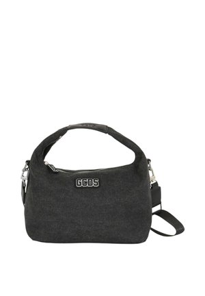 Bolso de hombro de tela negra con cremallera superior, asa corta, correa larga desmontable y logo blanco de GCDS en el frente.