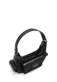 Bolso de hombro de cuero negro con un diseño redondeado, cierre de cremallera, bolsillo frontal y correa ajustable. Textura suave y herrajes minimalistas.