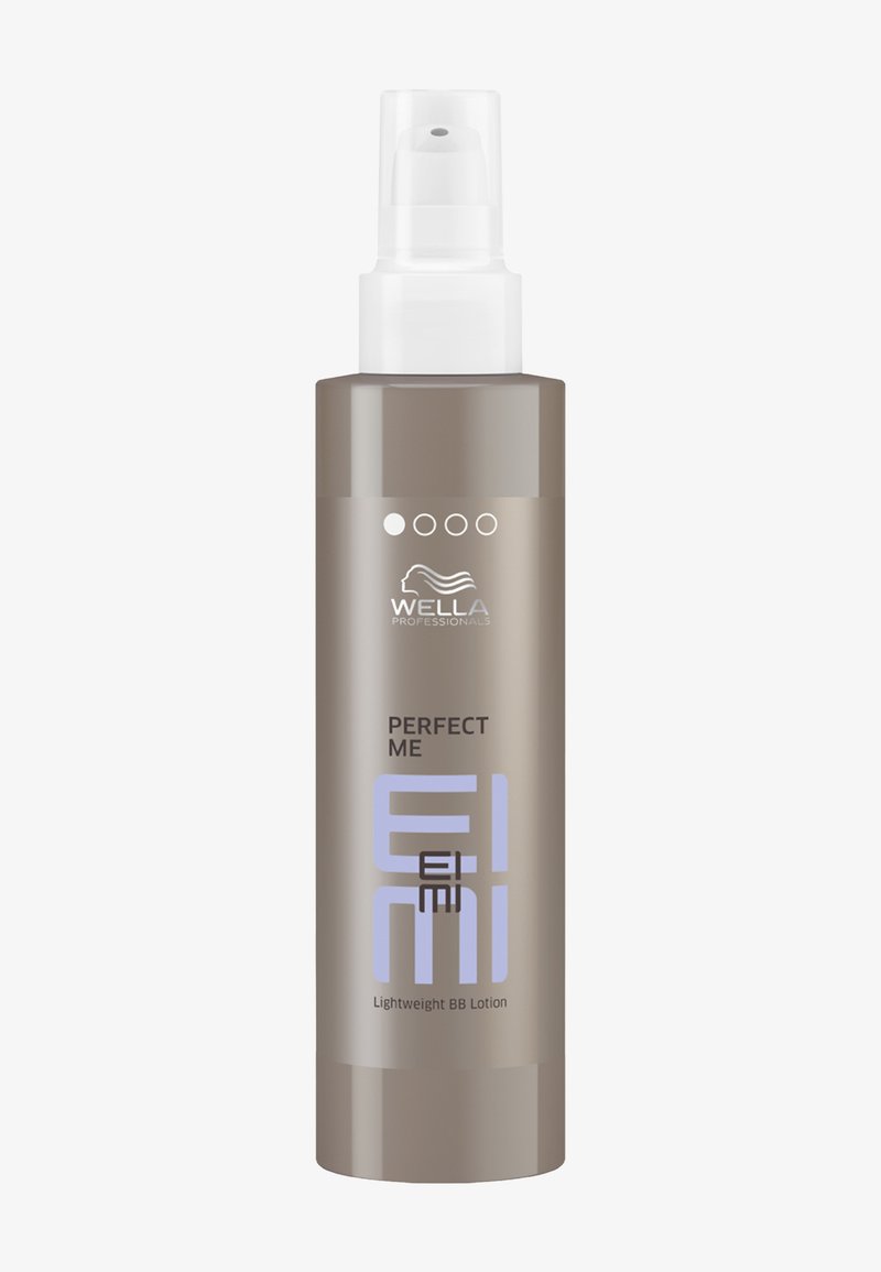 Brun plastflaska med en vit spraymunstycke, märkt "Perfect Me", en lätt BB-lotion med modern grafisk design och logotyp.