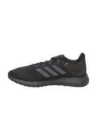 Mustad must sneakers, mille õhuvahega võrkkattega, millel on külgedel kolm halli triipu ja tekstureeritud must tald.