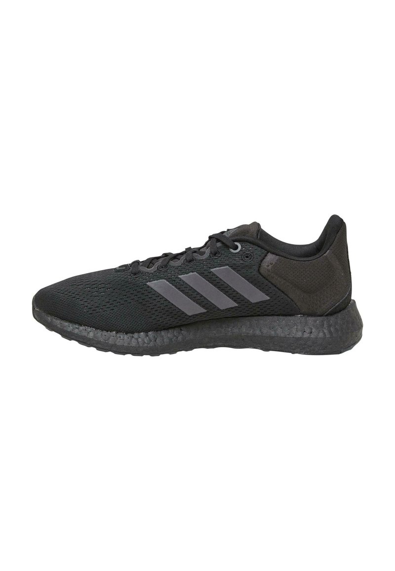 Mustad must sneakers, mille õhuvahega võrkkattega, millel on külgedel kolm halli triipu ja tekstureeritud must tald.